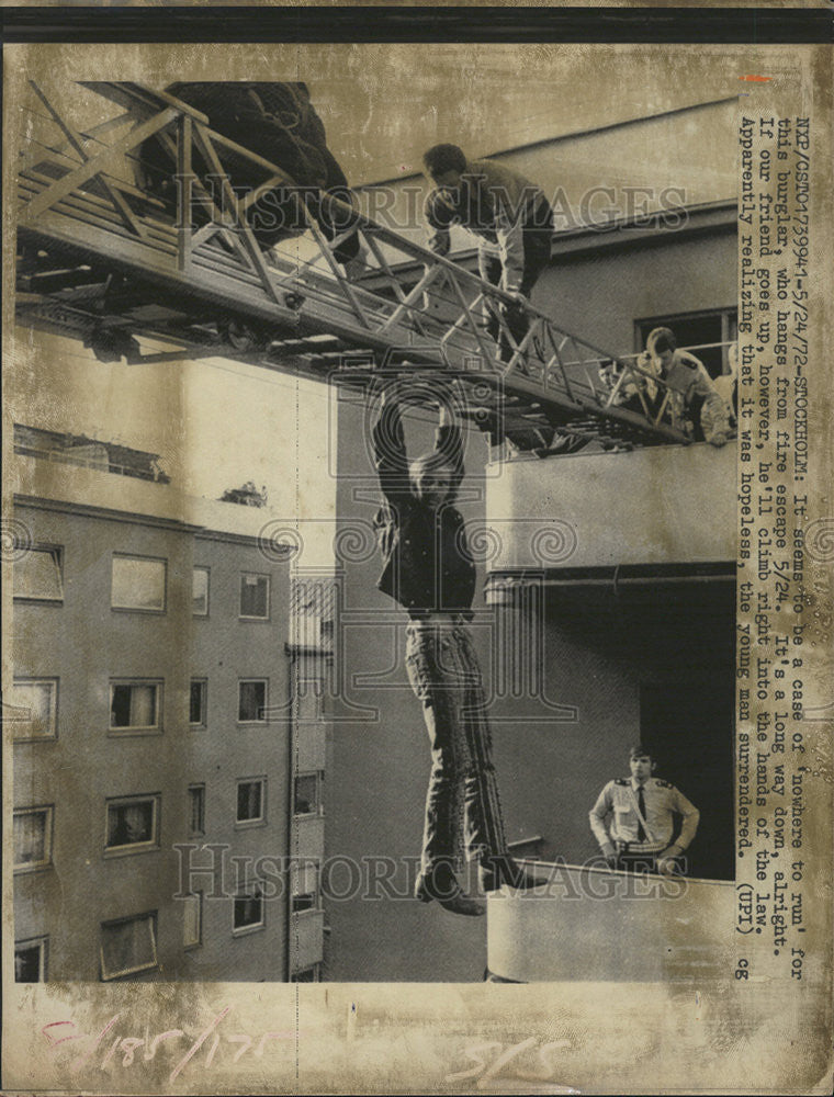 1972 Press Photo Burglar hangs fire escape Football Bridge Arrest Snap - Historic Images