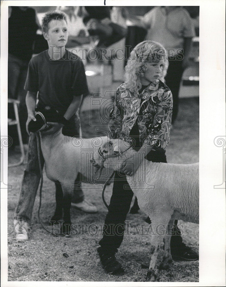 1988 Press Photo Journalist Hunter S. Thompson Exhibit Suffolk Sheep - Historic Images