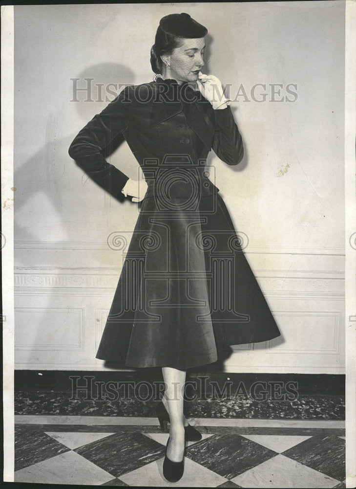 1954 Press Photo Virginia Crouse Wears A Dreamy Red Velveteen Suit - Historic Images