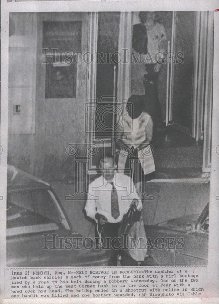 1971 Press Photo The Cashier Of A Munich Bank Carries A Sack Of Money - Historic Images