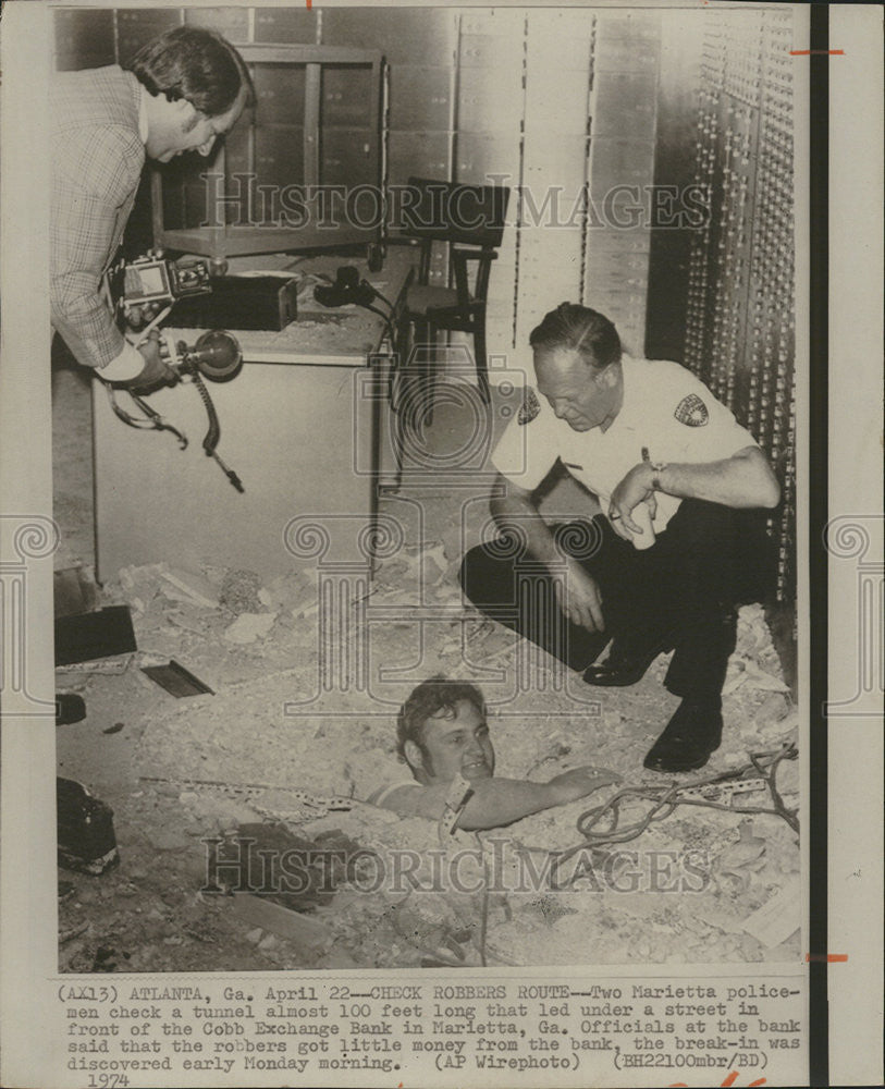 1974 Press Photo Check Robbers Route Marietta police Cobb Bank Tunnel Street - Historic Images