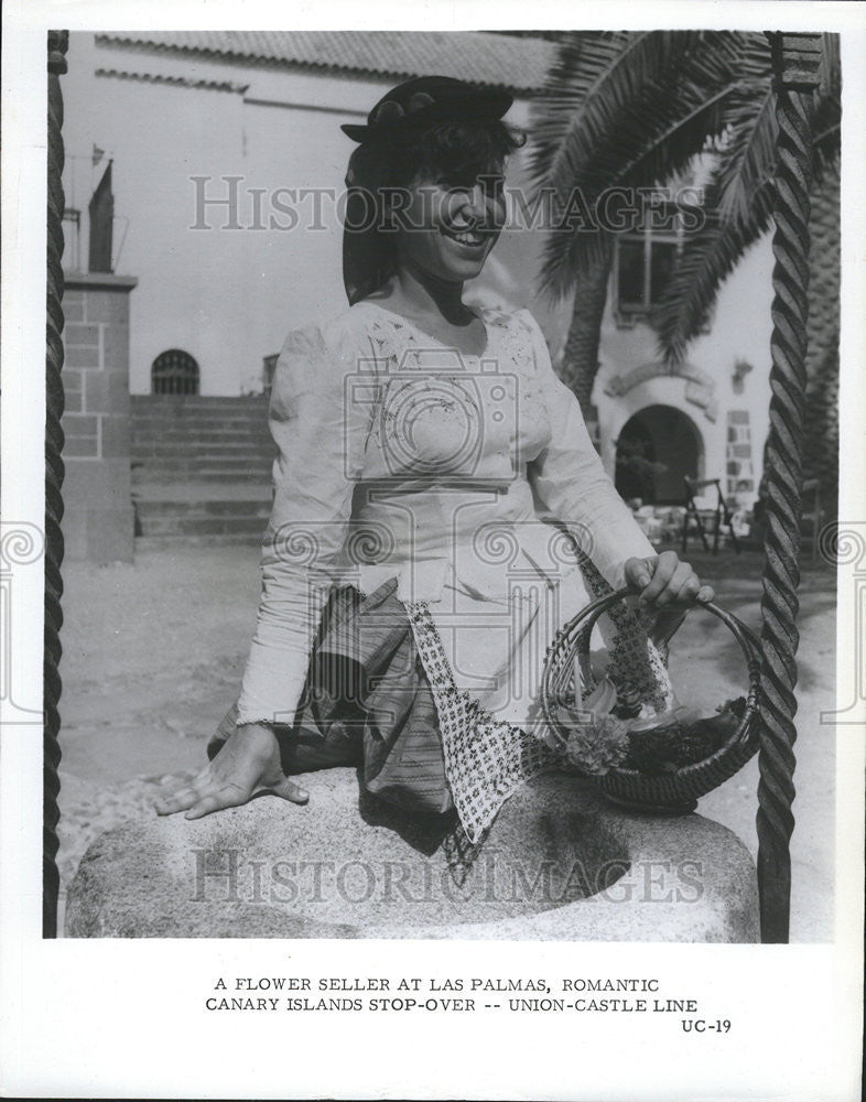 1965 Press Photo Canary Islands Las Palmas Flower Seller - Historic Images