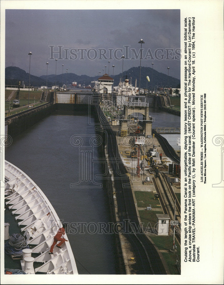 1995 Press Photo Cruise Ships Coast Through The Panama Canal - Historic Images