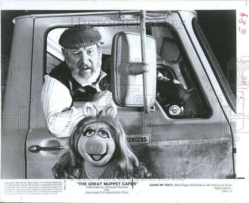 1981 Press Photo Miss Piggy Hitchhikes A Ride From A Truck Driver - Historic Images