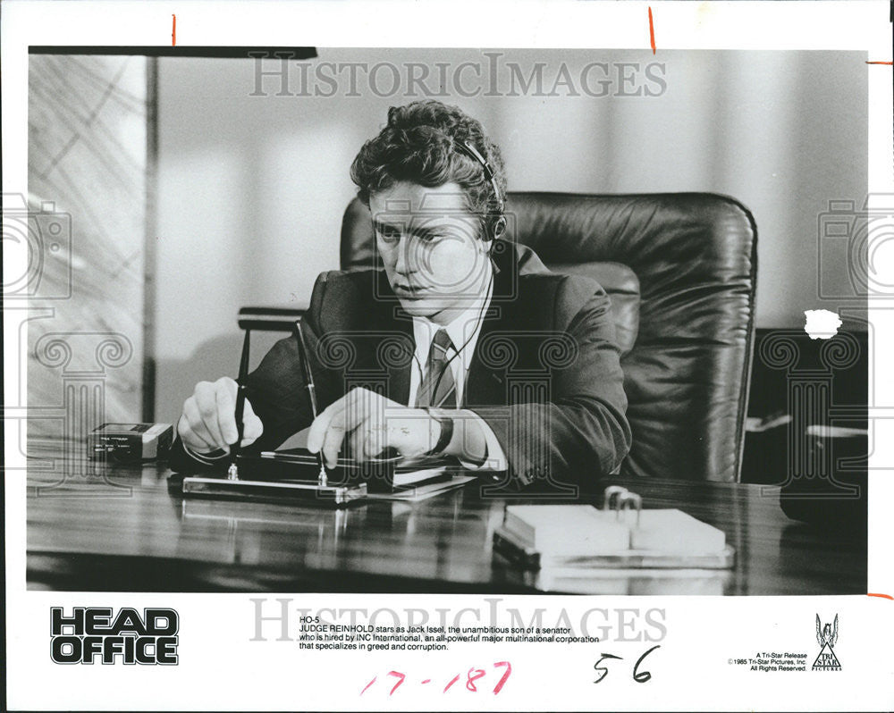 1986 Press Photo Actor Judge Reinhold In Head Office - Historic Images