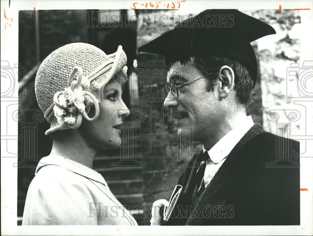 1973 Press Photo Goodbye Mr Chips Film Actors Clark OToole Graduation Scene - Historic Images