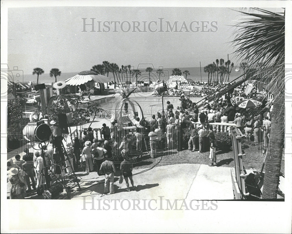 1979 Press Photo Film Crew  Curiosity Seekers watch Shooting Scene Pool Beach - Historic Images