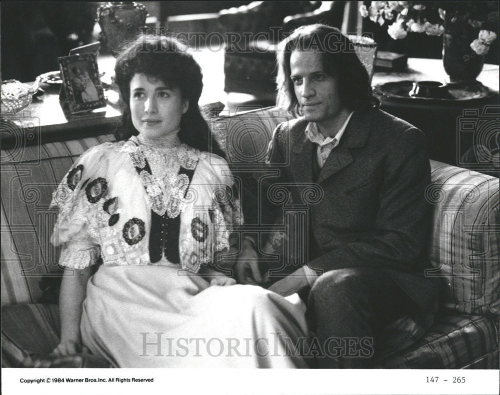 1984 Press Photo Greystoke Legend Of Tarzan Film Couple Sitting On Couch Scene - Historic Images