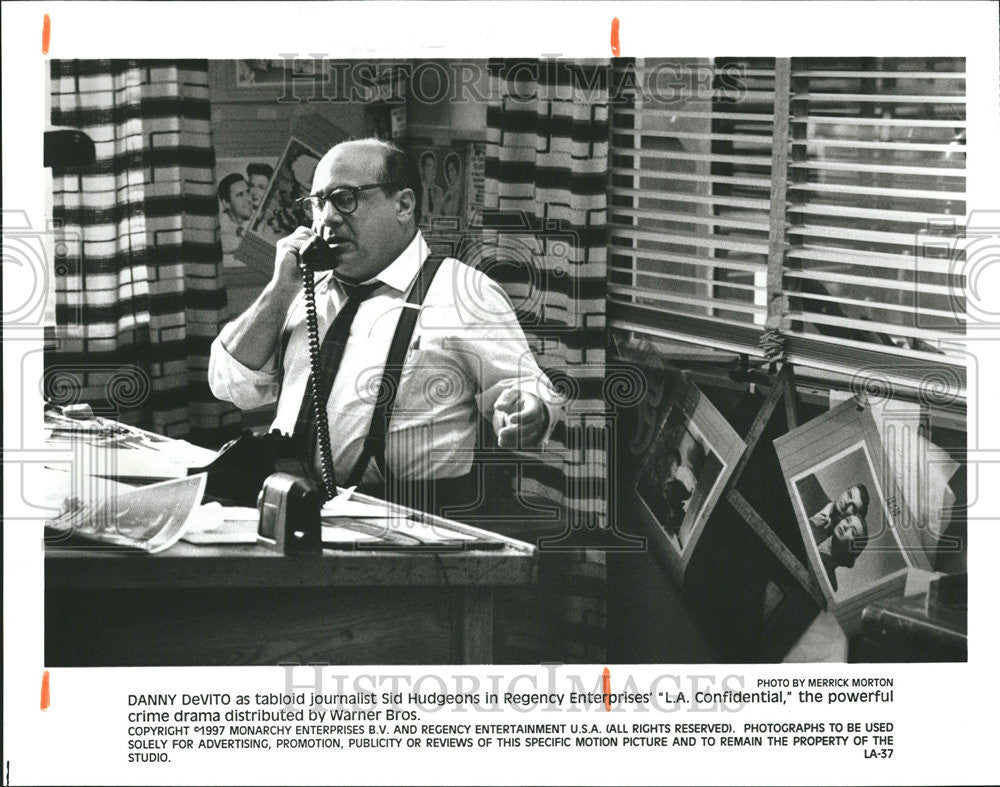 1997 Press Photo LA Confidential Film Actor DeVito Office Phone Scene - Historic Images