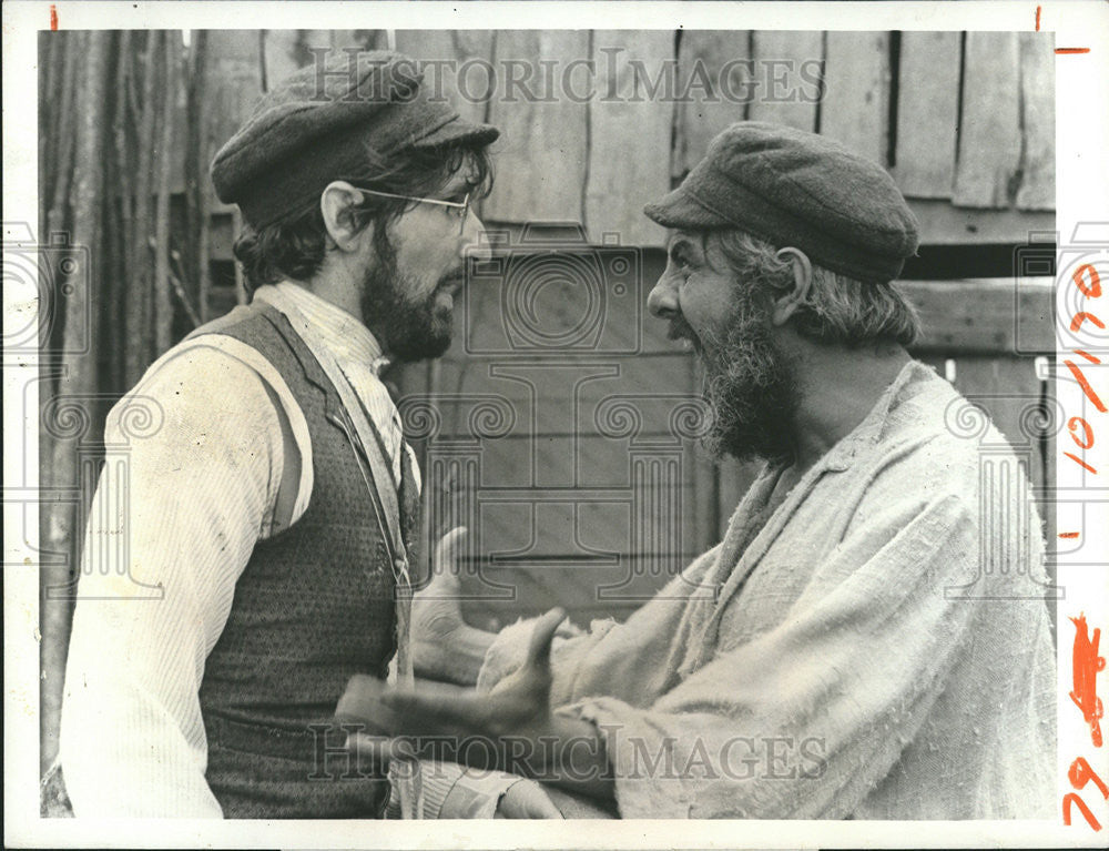 1974 Press Photo Topol &amp; Leonard Frey In &quot;Fiddler On The Roof&quot; - Historic Images