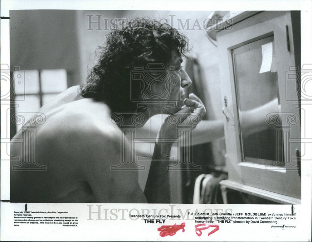 1987 Press Photo The Fly Film Actor Goldblum Looking In Mirror Scene - Historic Images