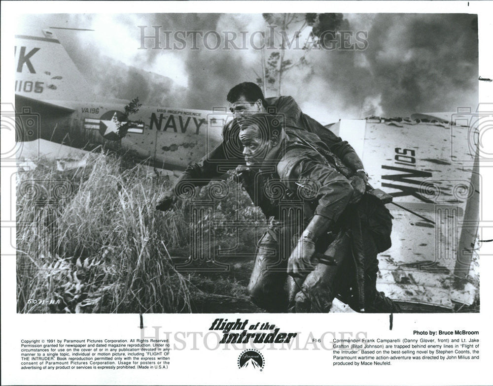 1991 Press Photo Brad Johnson and Danny Glover Star In Flight If The Intruder - Historic Images