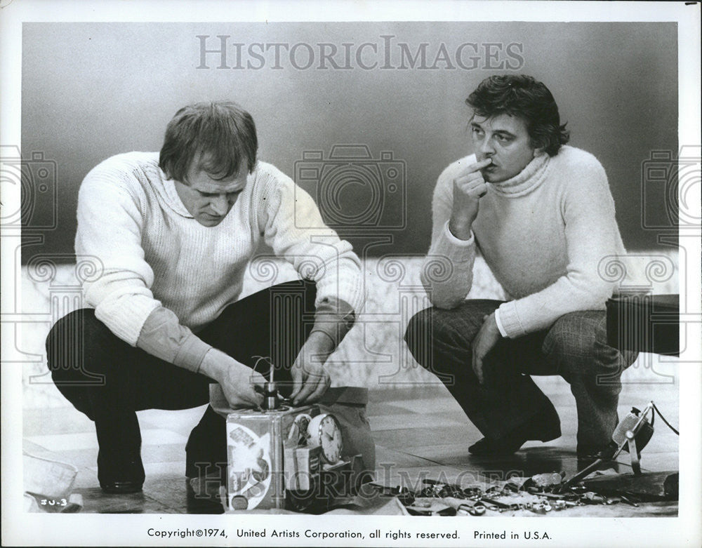 1974 Press Photo Richard Harris David Hemmings Juggernaut - Historic Images