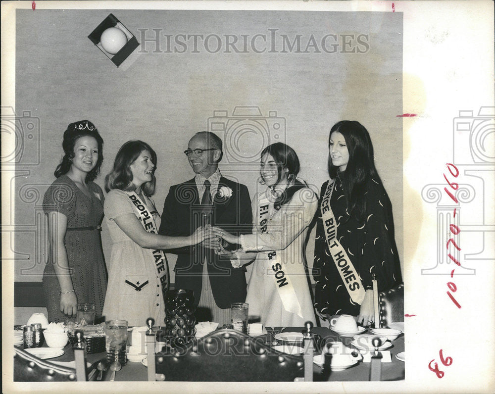 1972 Press Photo Miss New Port Richey Gerald Ferguson dinner Harve Anna Sharon - Historic Images