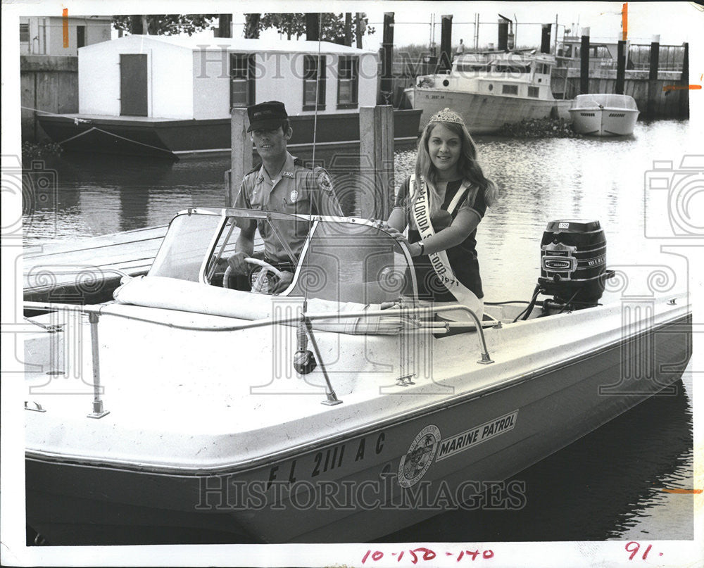 1971 Press Photo Policeman and Beauty Quenn On A Boat. - Historic Images