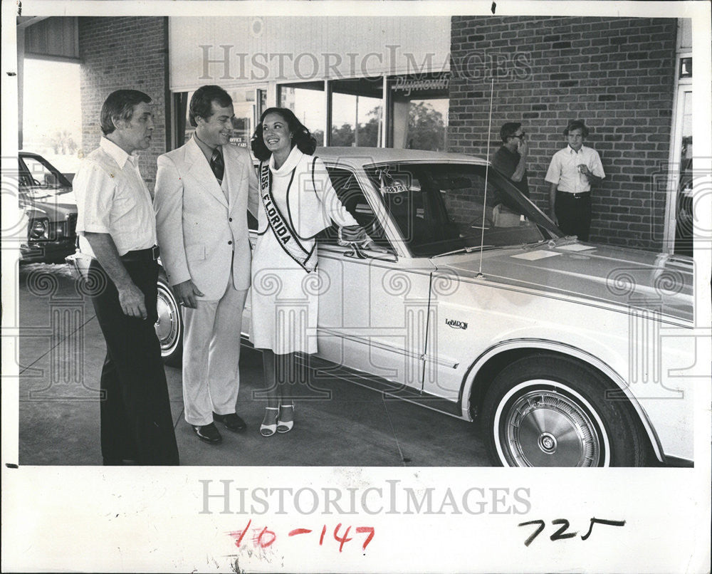 1977 Press Photo Miss Florida Kathy LaBelle Chrysler Le Baron Pasco Chrysler - Historic Images