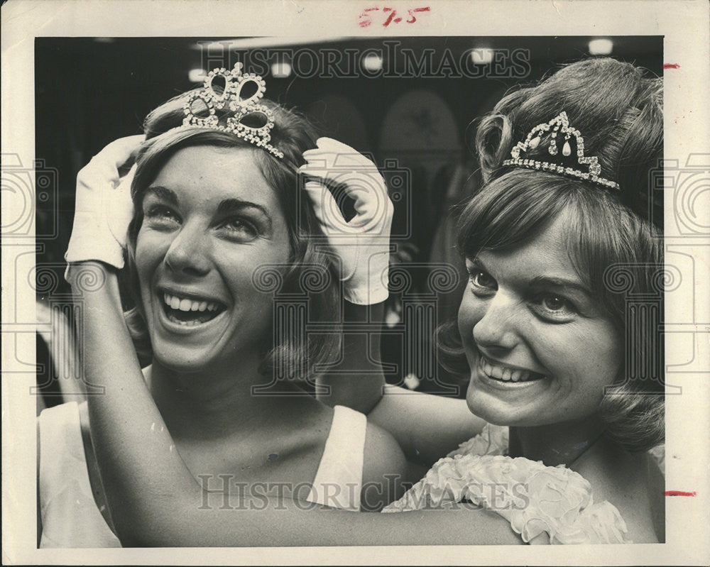 1964 Press Photo Barbara Schaefer Miss Datesetter Teri Anderson national - Historic Images