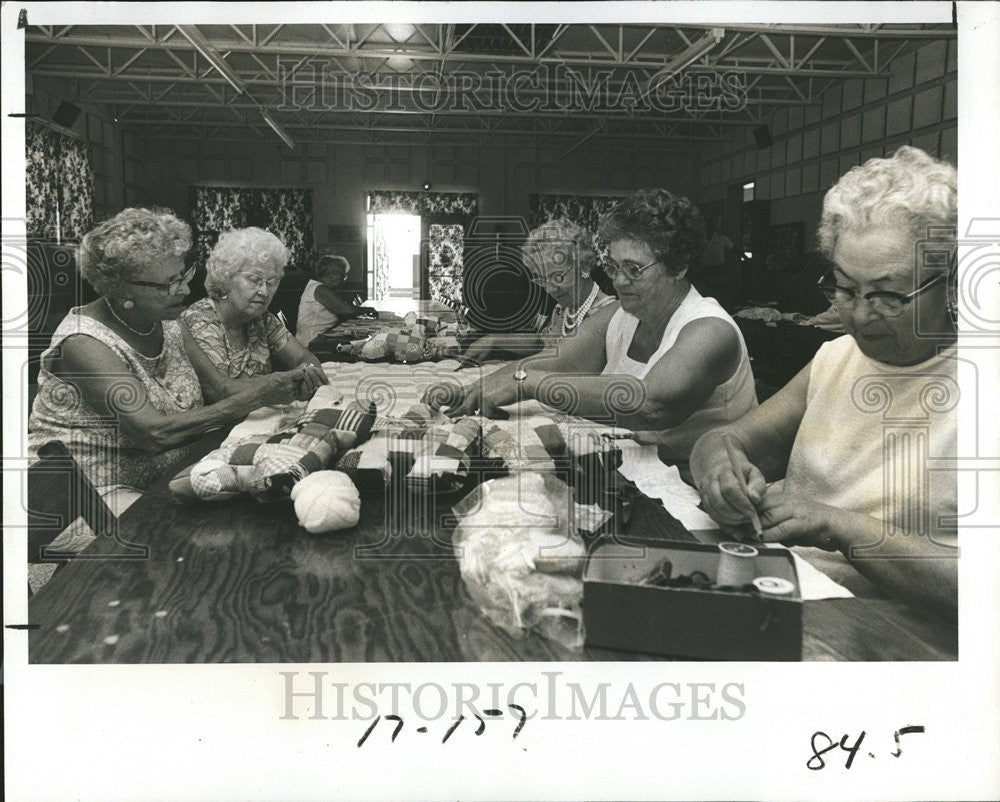 1977 Press Photo Sewers At The Recreation Hall Of Lowe&#39;s City Trailer Park - Historic Images