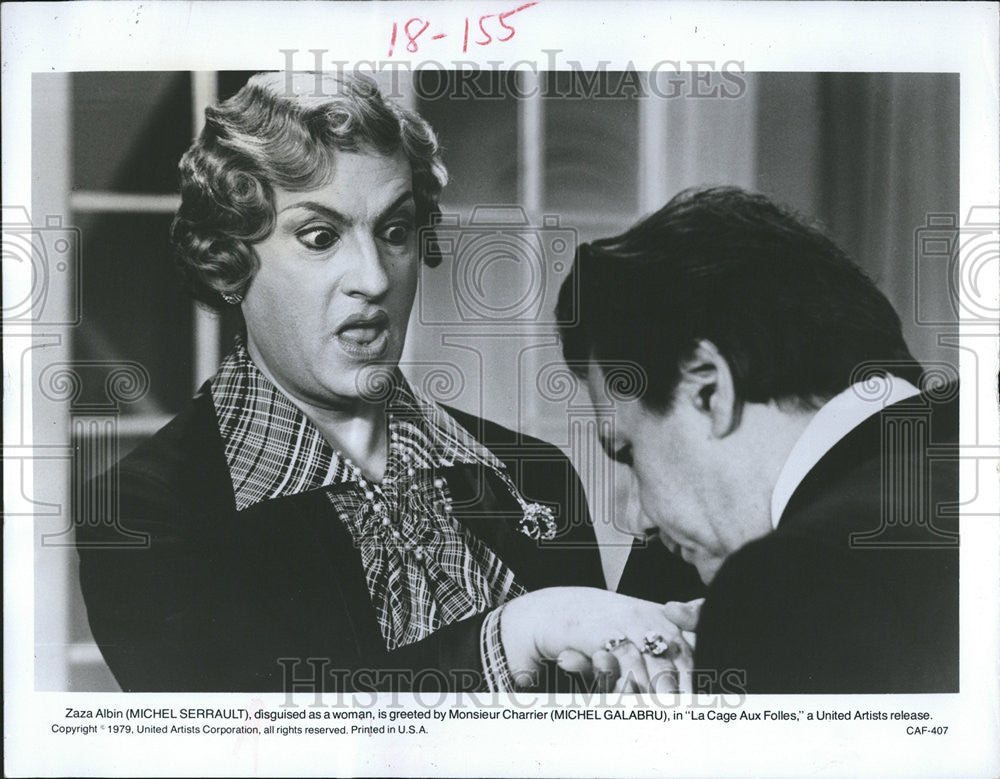 1979 Press Photo La Cage Aux Folles Film Woman Disguise Hand Kiss Scene - Historic Images