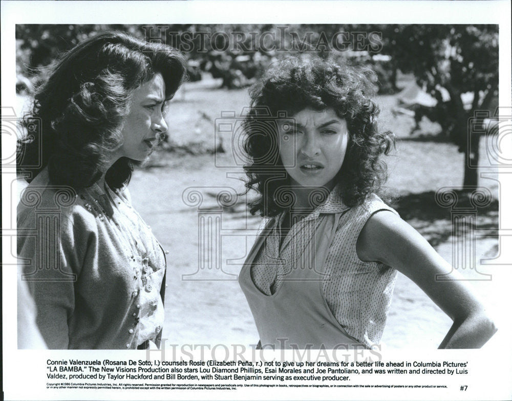 1986 Press Photo La Bamba Film Actresses De Soto Pefia Talking Scene - Historic Images