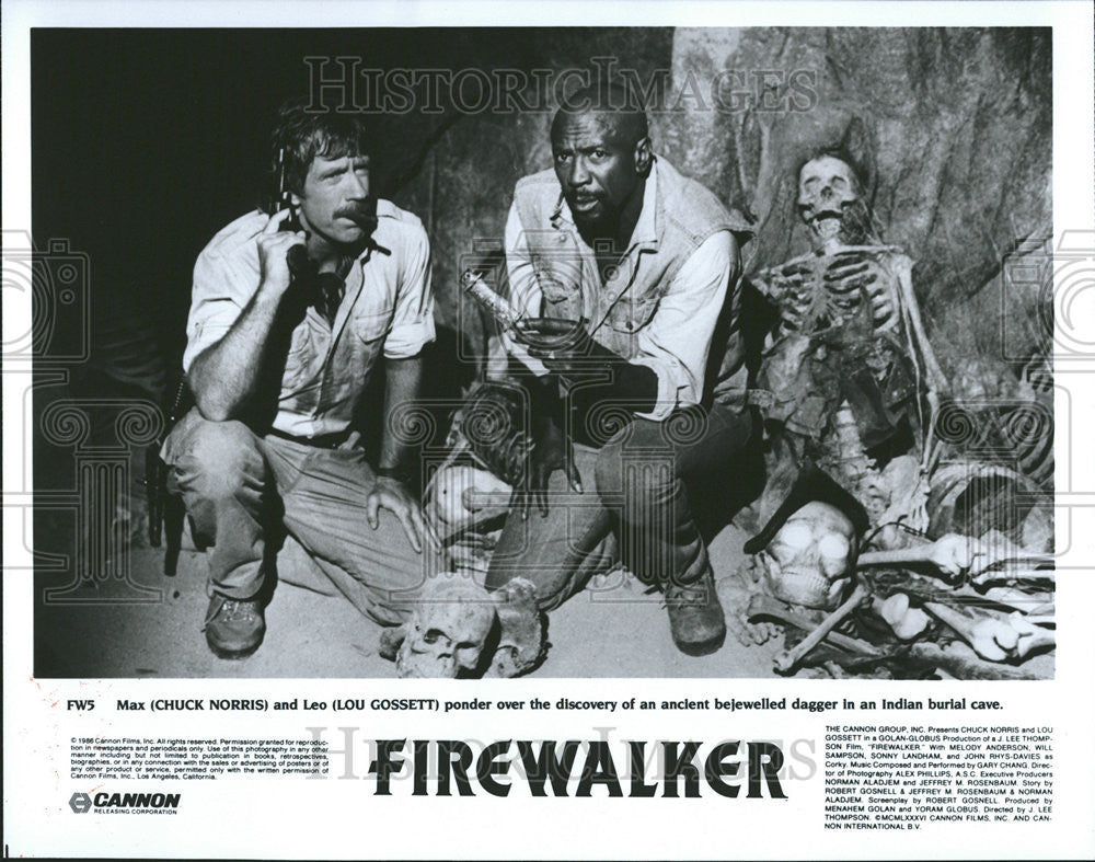 Press Photo Fire WalkerLee Thompson  Robert GosnellChuck Norris Melody Anderson - Historic Images