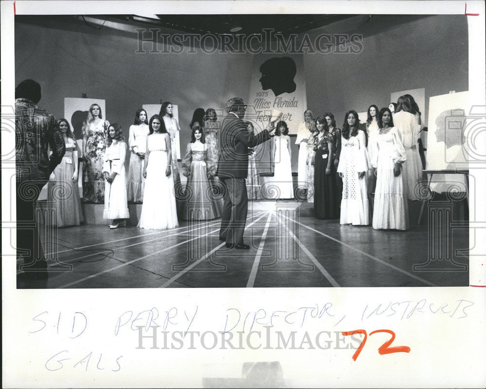 1975 Press Photo Miss Teenage Florida. WLCY TV Sid Perry Instructs Girls - Historic Images