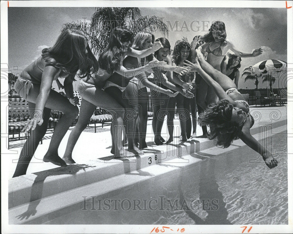 1976 Press Photo Miss Florida Teenager Pat Case Is Thrown Into The Water - Historic Images