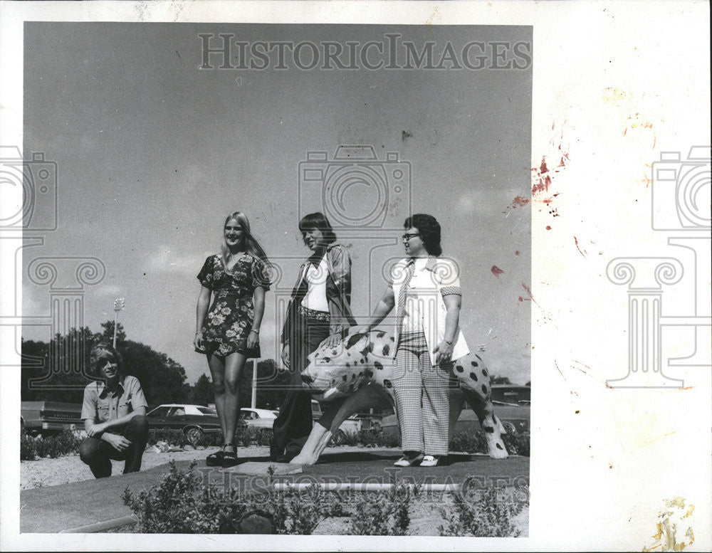 1974 Press Photo Sharon Meyer Miss Drumstick Chicken Plucking - Historic Images