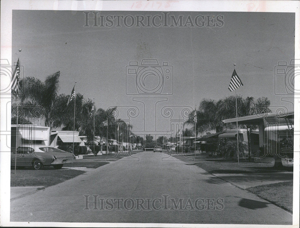 1970 Press Photo Flags Flown Daily Nebraska Street  Trailer Estates - Historic Images