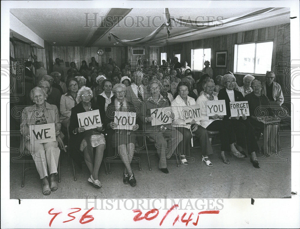 1980 Press Photo Bruno Meilcarek Mailman Retirement Reception Lakeshore - Historic Images