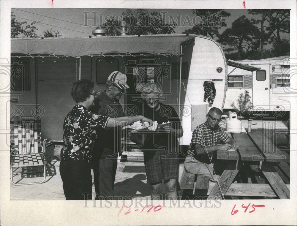 1968 Press Photo Schoenberger Norma Hamric Christmas Mail call Seminole - Historic Images