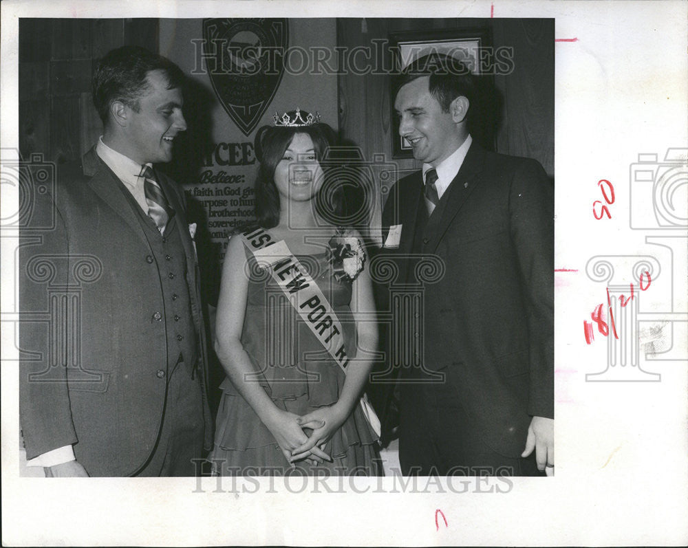 1970 Press Photo Miss New Port Ritchie With Jaycees - Historic Images