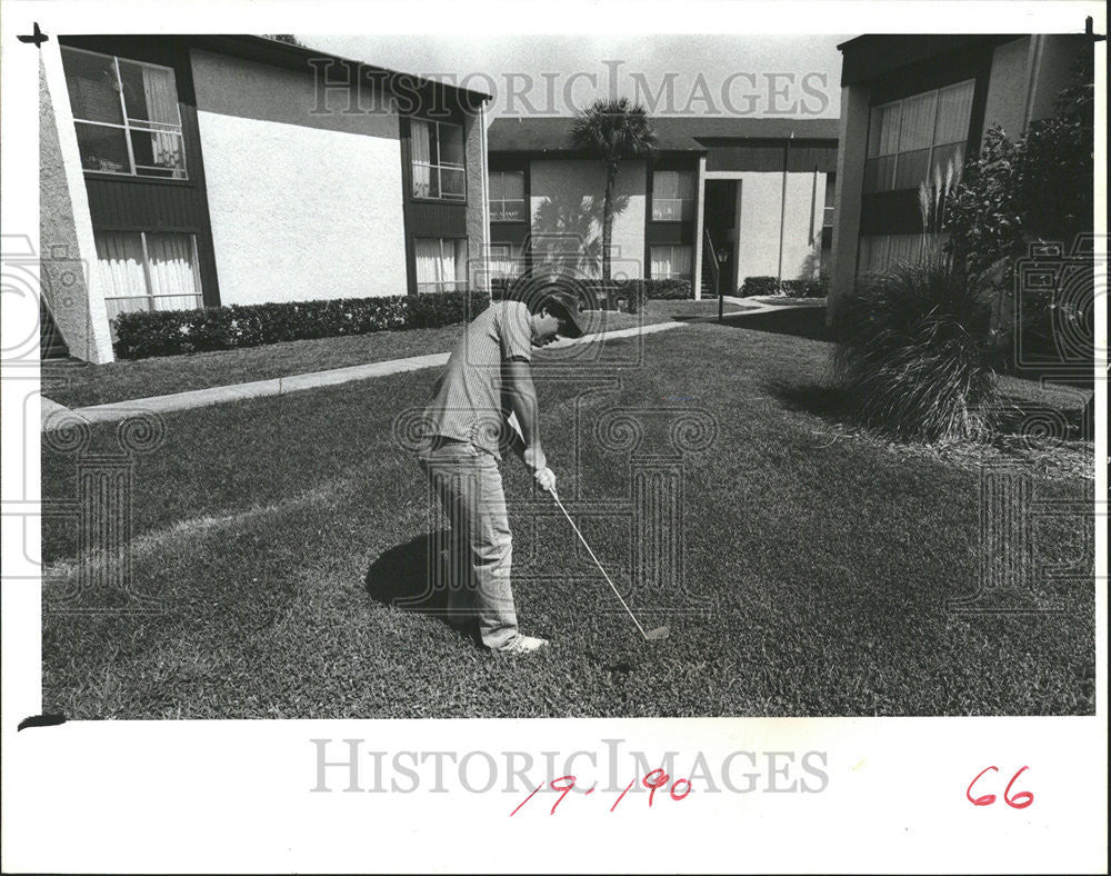 1986 Press Photo Chris Gerard playing golf at The Meadows Apts. St. Pete FL - Historic Images