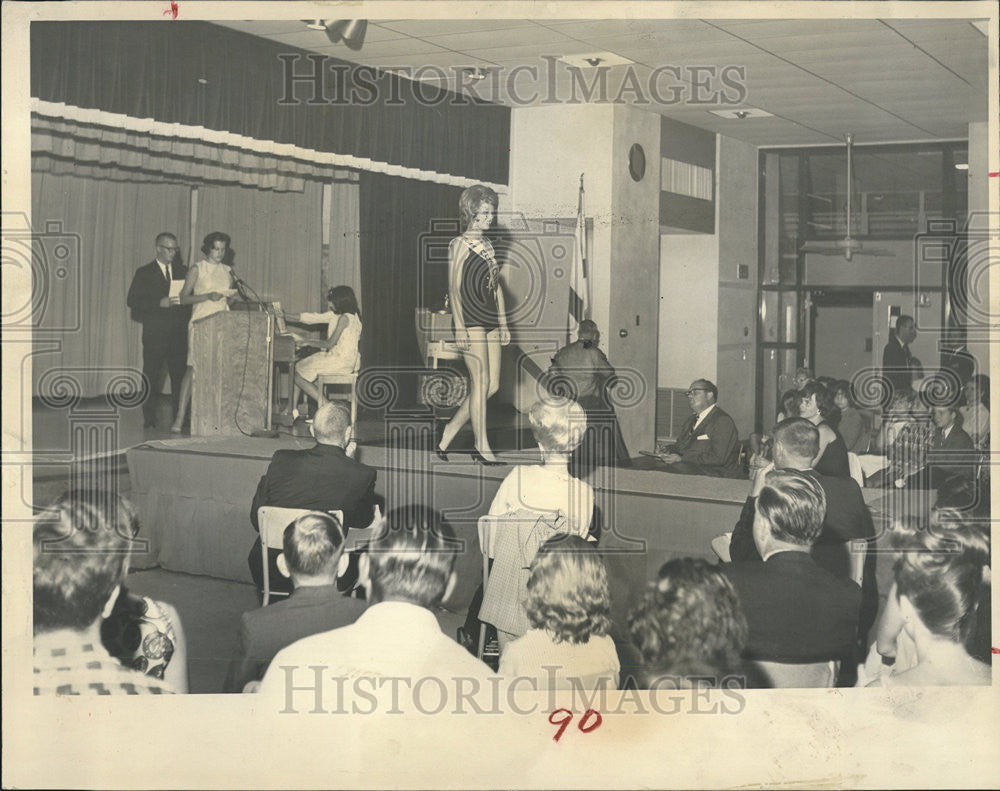 1965 Press Photo Miss Junior Safety Harbor Peagent parade Shirley Rowe Judge - Historic Images