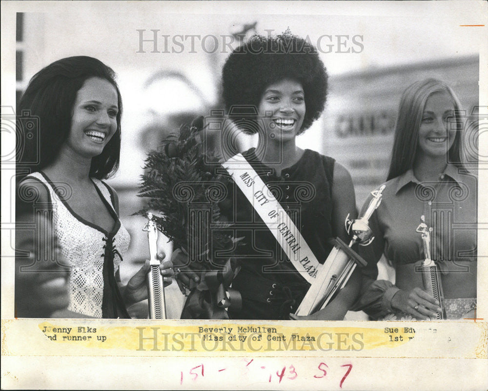 1971 Press Photo Miss City Central Plaza Top Three Contestants Holding Trophies - Historic Images