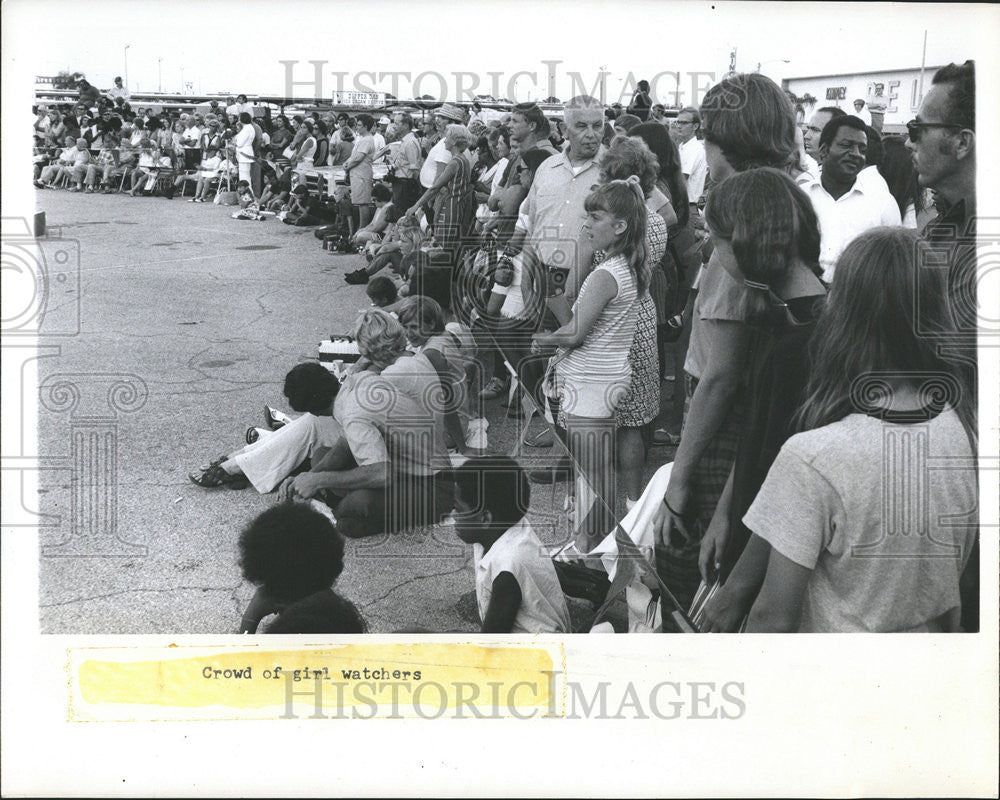 1971 Press Photo Crowd Miss City Central Watchers Plaza - Historic Images