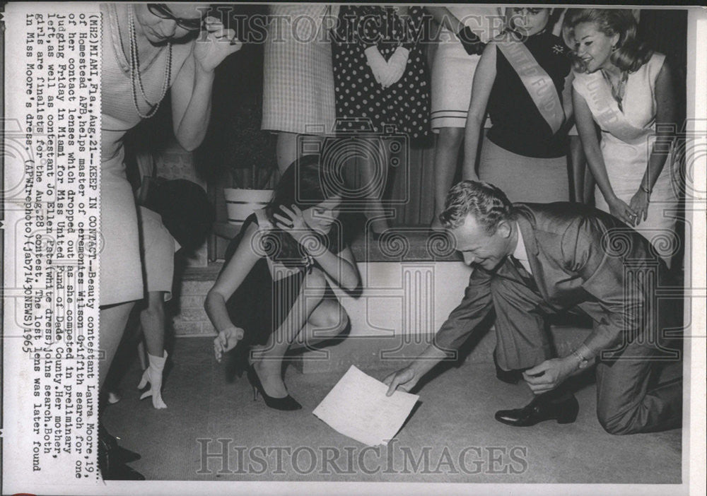 1965 Press Photo Laura helps Wilson search for her contact len - Historic Images