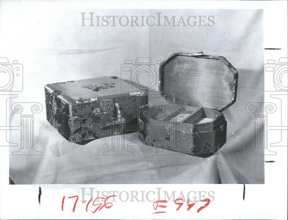 1982 Press Photo Jewelry Chest Oriental Fabric - Historic Images