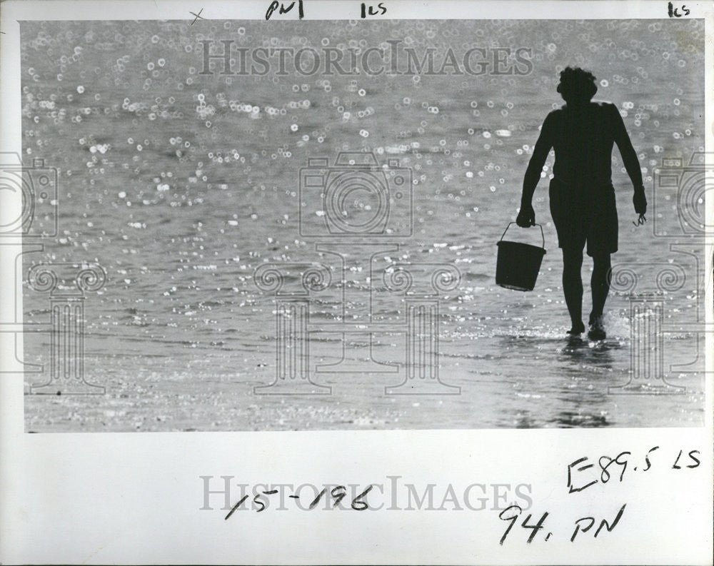 1978 Press Photo Young Fisherman Strolls The Suncoast On The Belleair Causeway - Historic Images