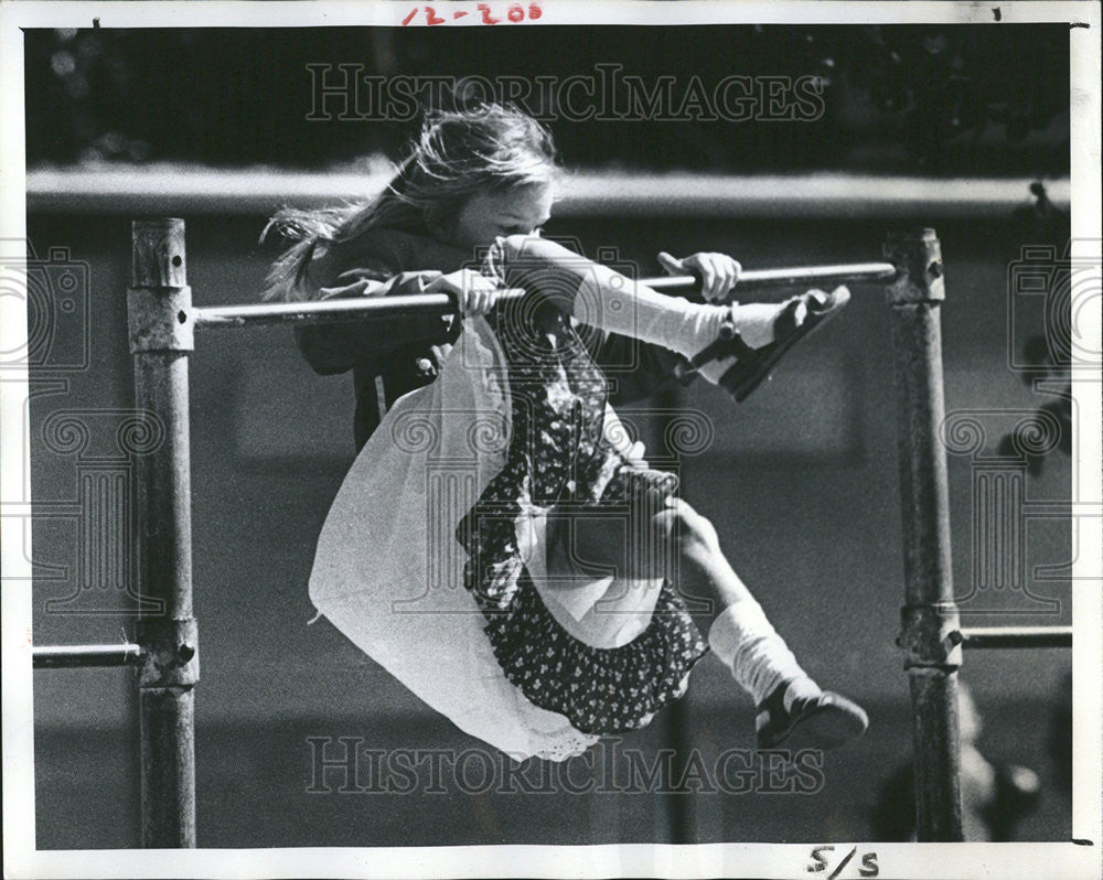 1977 Press Photo Lisa Della Hennas  Helms School Mildred Olympic Largo Chi n bar - Historic Images