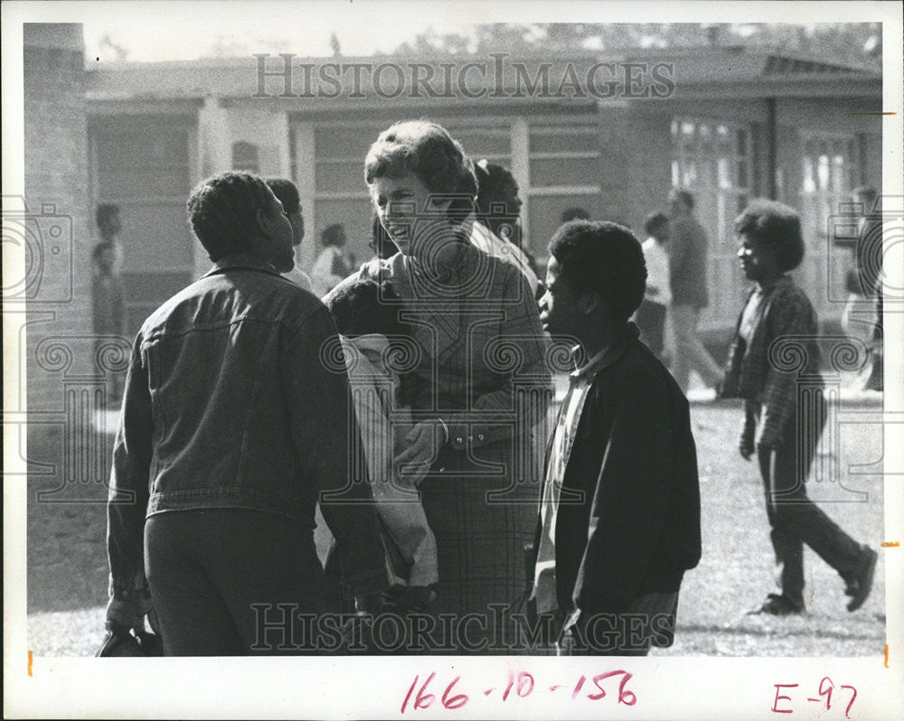 1973 Press Photo Woman comforts girl who was punched in stomach - Historic Images