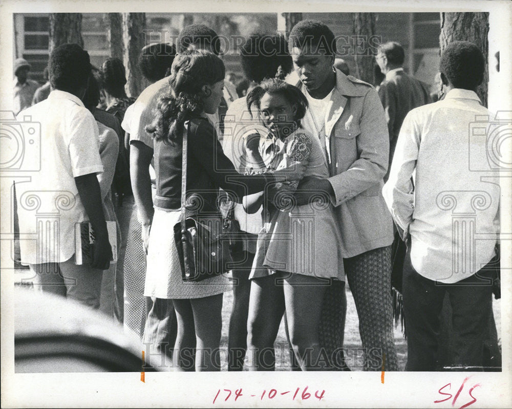 1973 Press Photo Girl Is Restrained By Friends At Pinellas Park Junior High - Historic Images