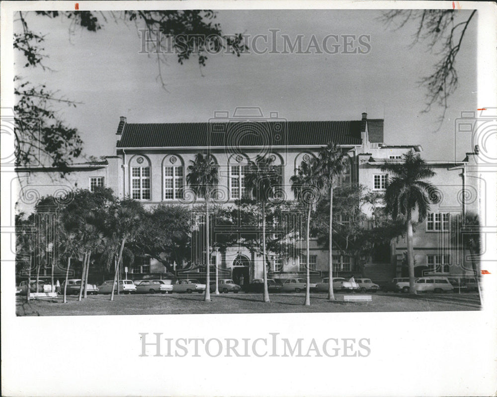 1965 Press Photo Children Taste Student Mirror Lake Talk War School - Historic Images