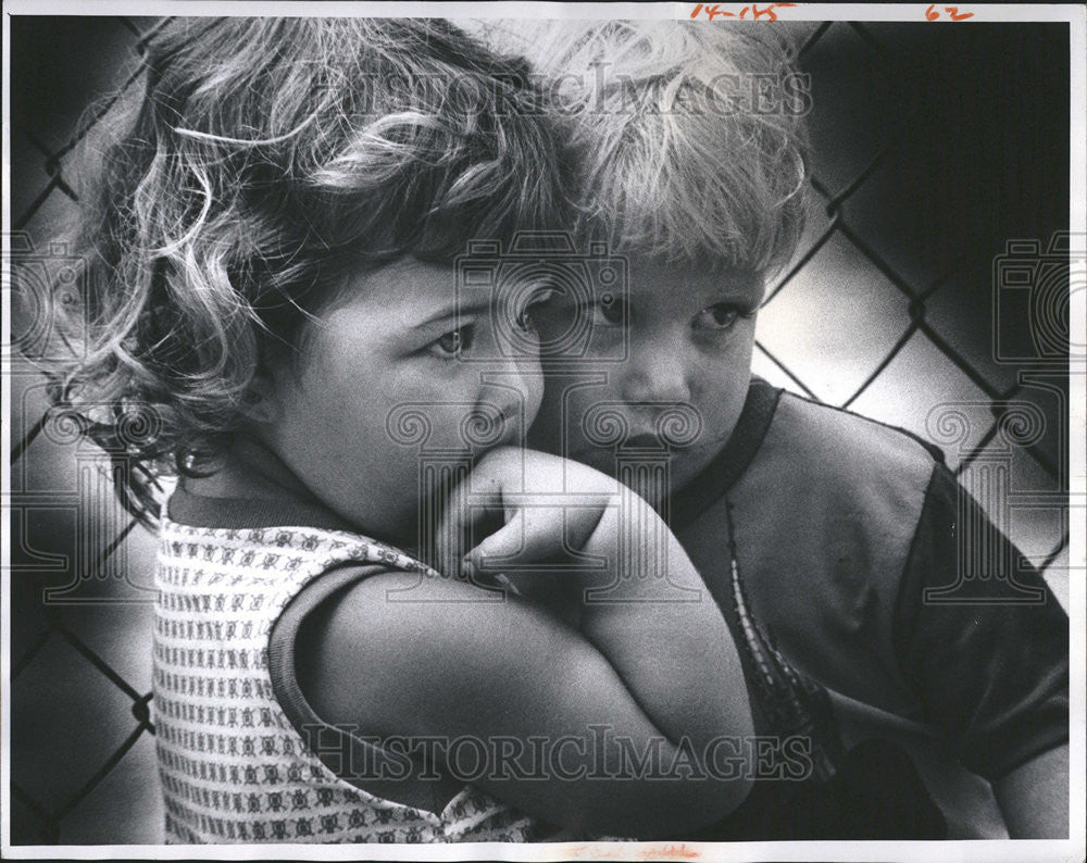 1976 Press Photo Todd Bogner Steal Kiss Playground Swendsen Kiddie Ranch Port - Historic Images