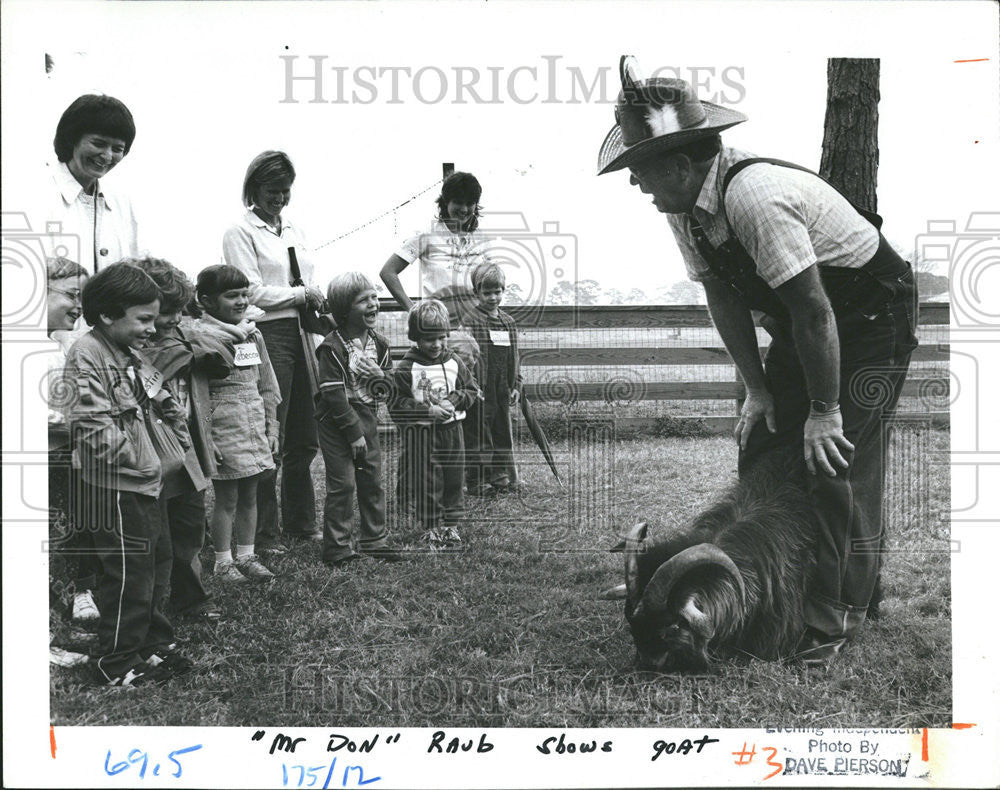 1984 Press Photo Preschool children visit farm with &quot;Mr. Don.&quot; - Historic Images