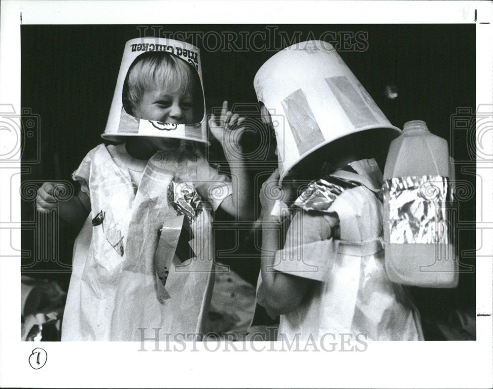 1969 Press Photo Dam Johnson astronaut David schreck chicken container - Historic Images