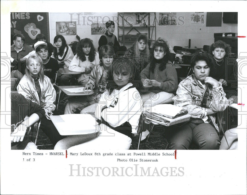 1991 Press Photo Mary LeDoux Powell Middle School eighth graders war Snap - Historic Images