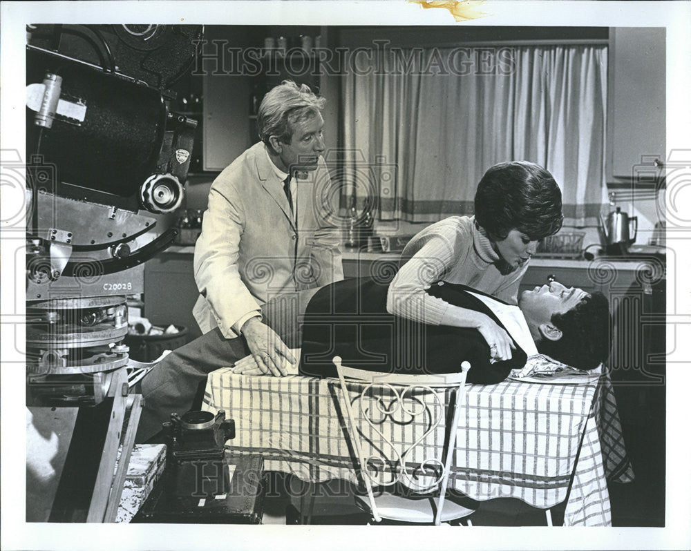 1966 Press Photo Soupy Sales and Beverly Adams In A Scene From Birds Do It - Historic Images