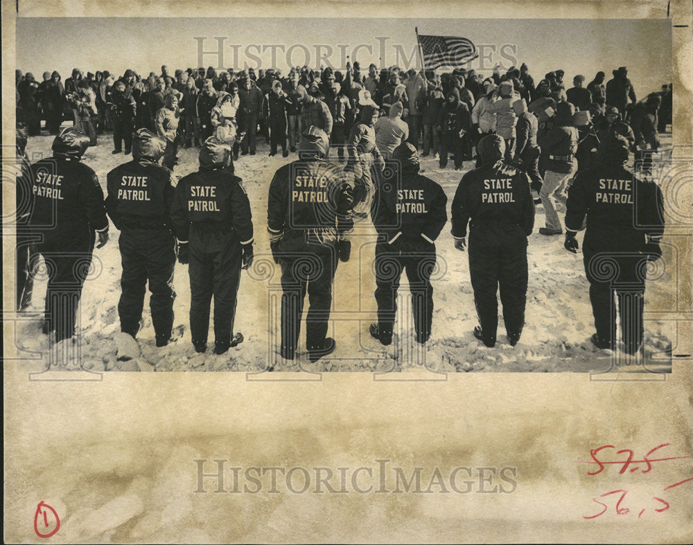 1981 Press Photo Minnesota troopers demonstrators high voltage farm land Lowry - Historic Images