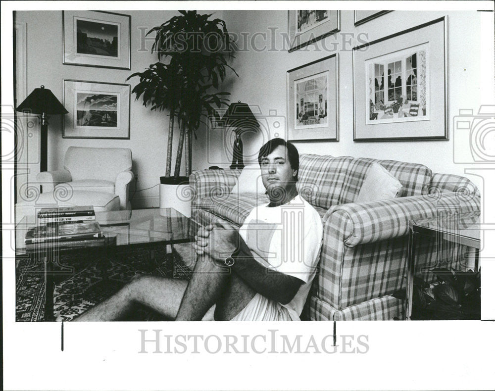 1989 Press Photo Bill Cowherd Mirasol Apartment Tampa Florida - Historic Images